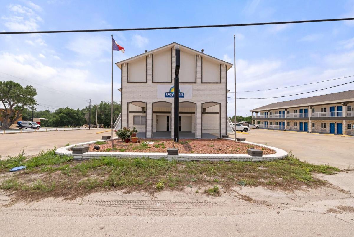 Days Inn by Wyndham Kenedy Karnes City - Housity