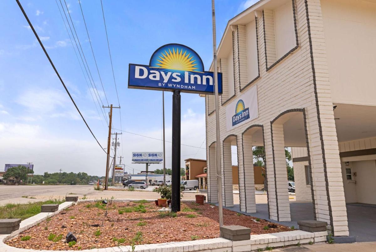 Days Inn by Wyndham Kenedy Karnes City - Housity
