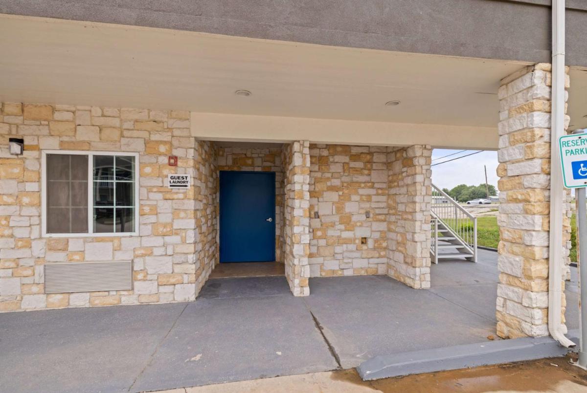 Days Inn by Wyndham Kenedy Karnes City - Housity
