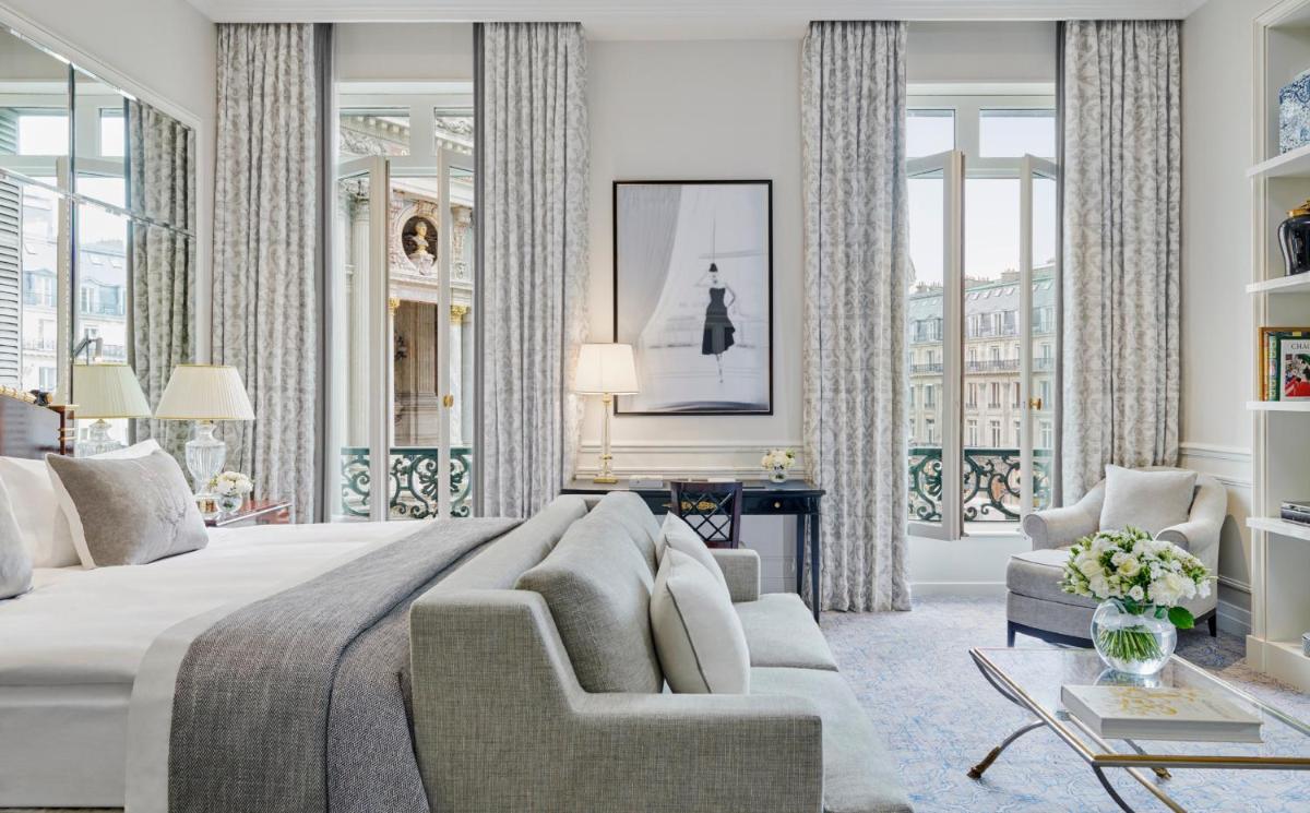 une chambre avec un grand lit et un salon dans l'établissement InterContinental Paris Le Grand by IHG, à Paris