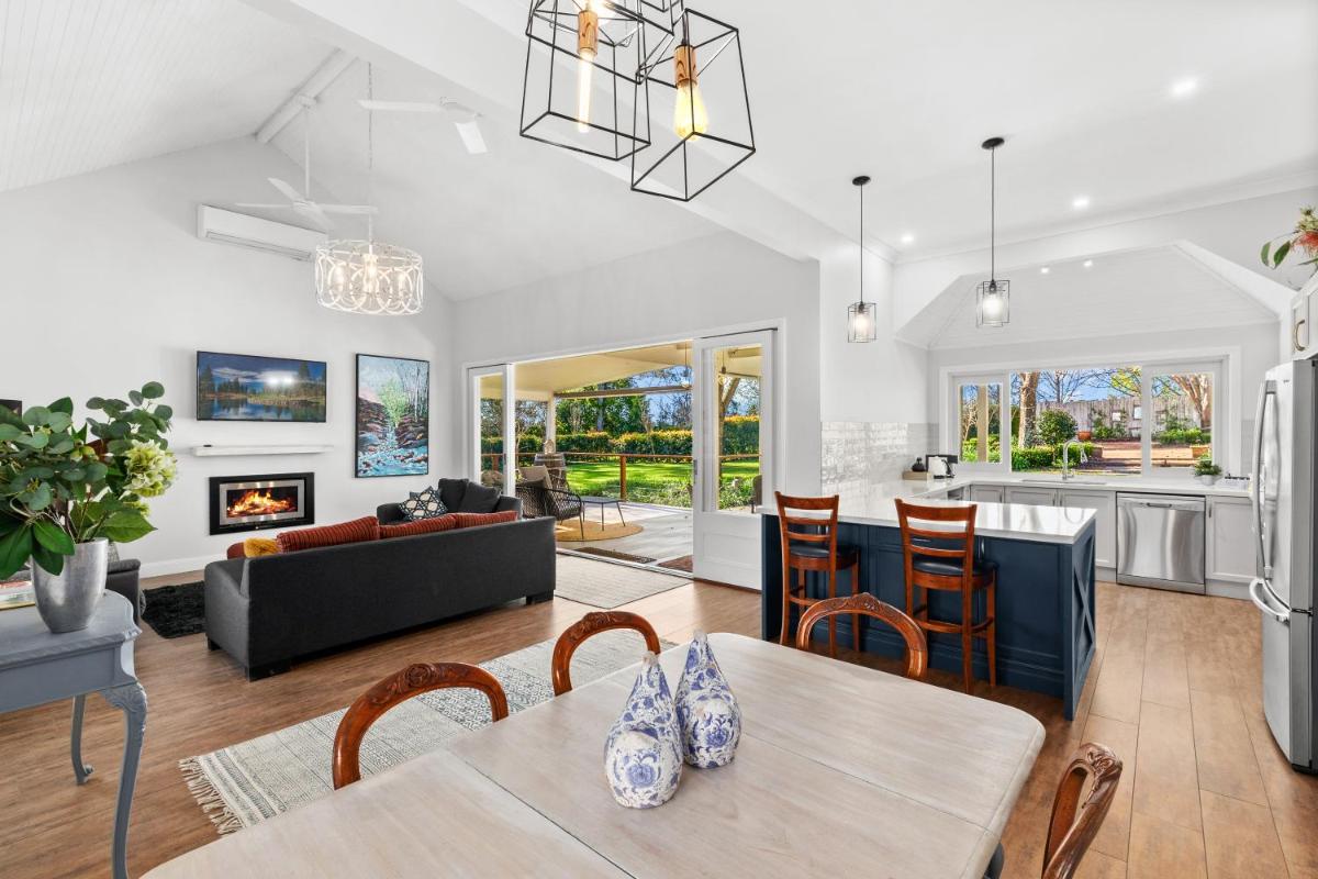 Chanticleer Gardens Barn cottage with a Pool - Housity
