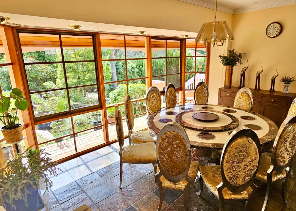 Maggie's Guesthouse on Swansfield - free pool, billiards, tennis court, more - Housity