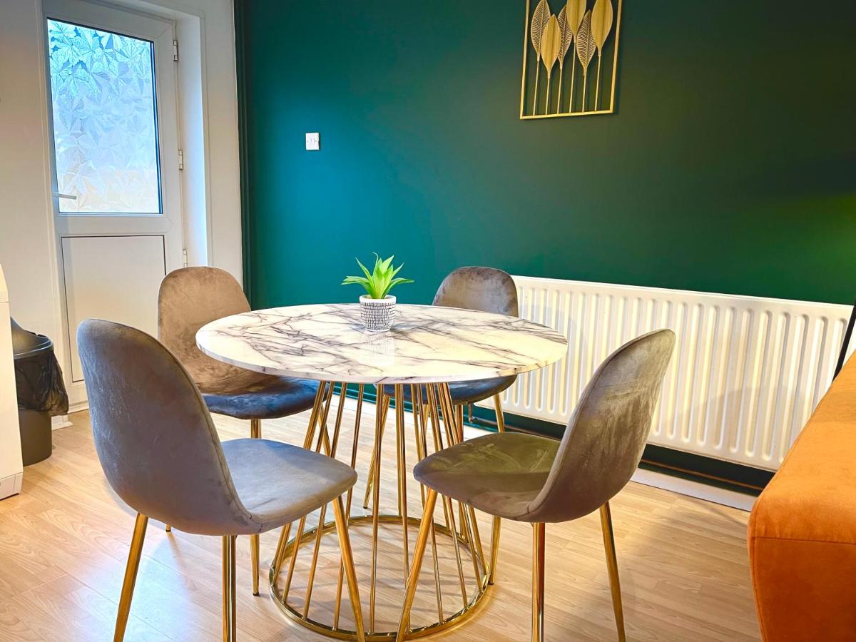 Cosy, Conveniently Located House by Dwell Haven - Close to Cardiff centre - Housity