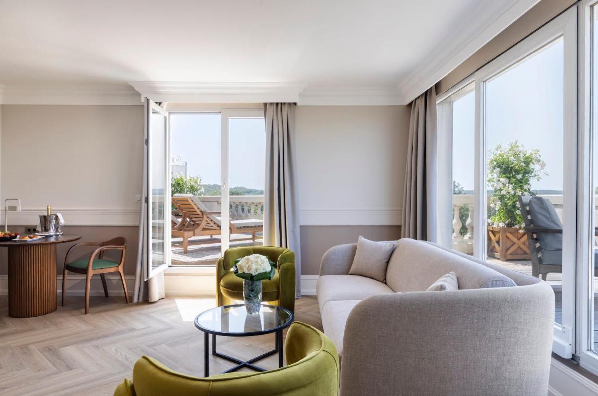 Coin salon dans l'établissement InterContinental Hotels Chantilly Chateau Mont Royal by IHG