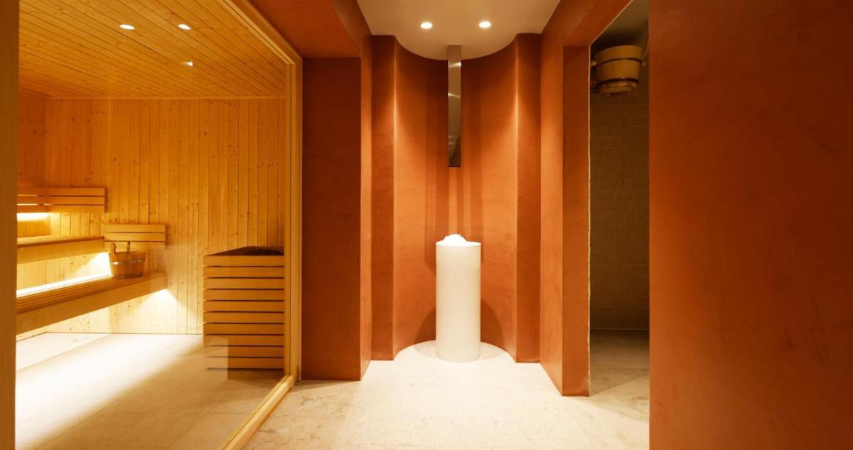 uma casa de banho com um pilar branco no meio de uma sala em Montebelo Viseu Congress Hotel & Spa em Viseu