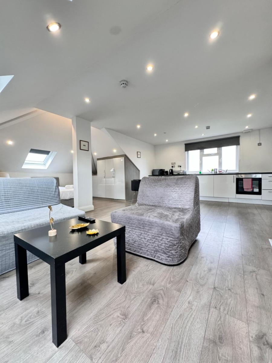 Hatton apartments HEATHROW AIRPORT- FREE parking-Free underground to and from Heathrow Airport Hatton Cross SEE picture-SEE LONDON fast Hatton cross to central London 30min - Housity