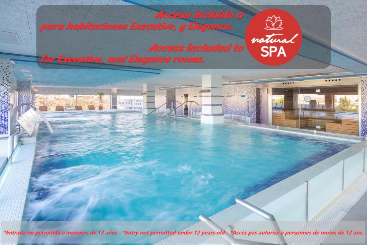 Una gran piscina en un edificio con un cartel que dice "spa industrias banca" en Alexandre FrontAir Congress, en Sant Boi del Llobregat 37 fotos más