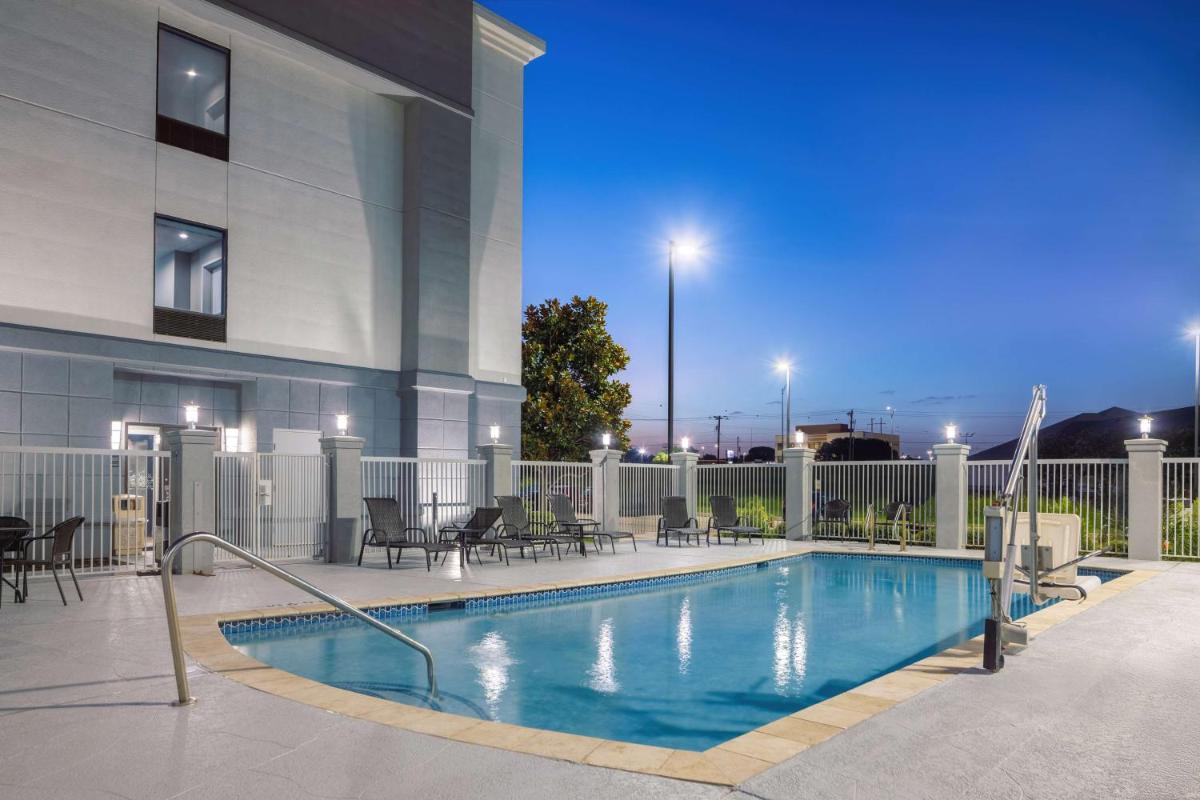 Hampton Inn & Suites Brenham - Housity
