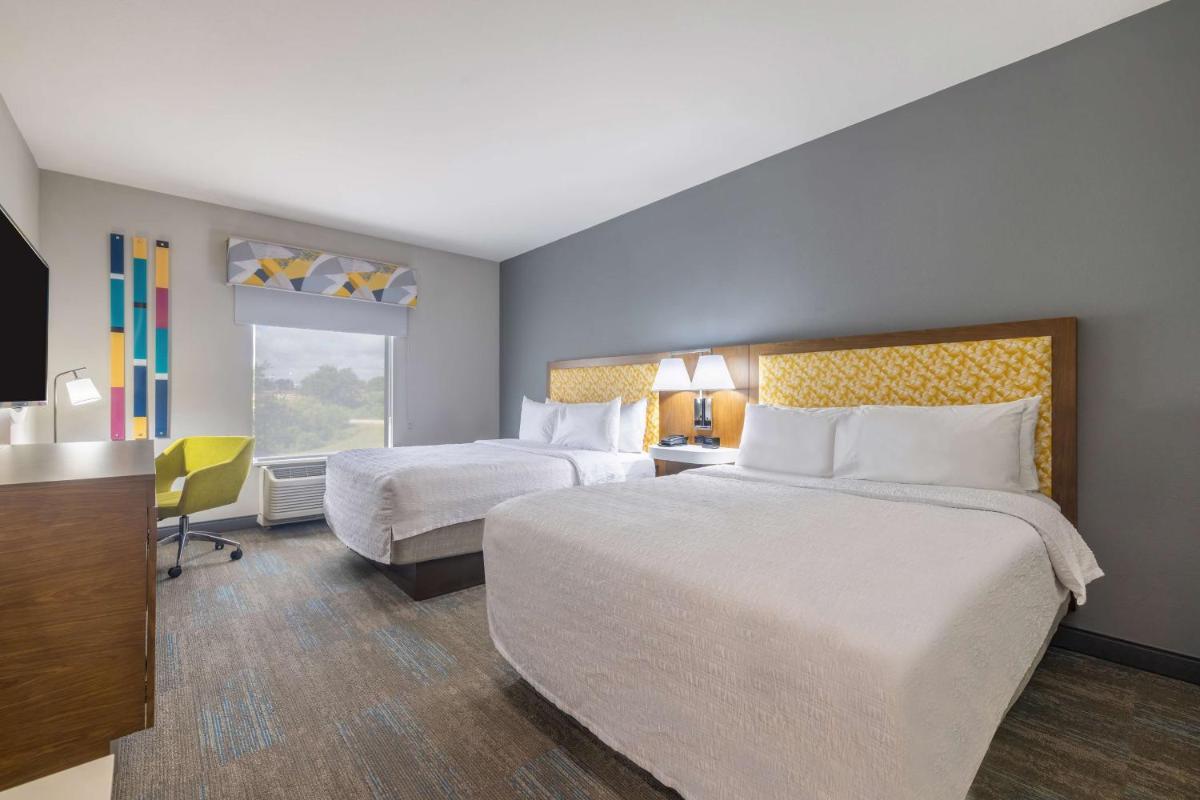 Hampton Inn & Suites Brenham - Housity