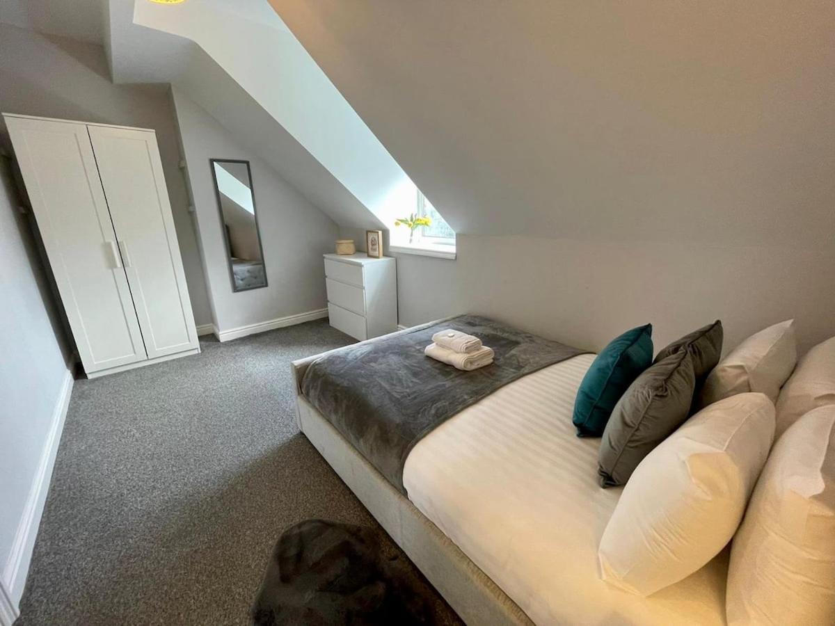 URBAN CITY SUITES 4 bed house, garden, Ideal for Contractors&Families - Housity