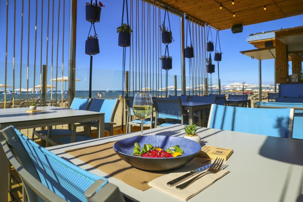 Comida en o cerca de este hotel