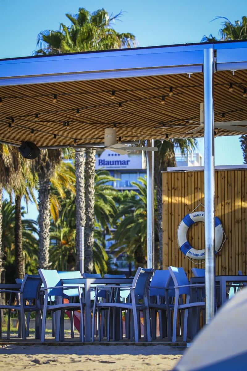 Un restaurante o sitio para comer en Blaumar Hotel