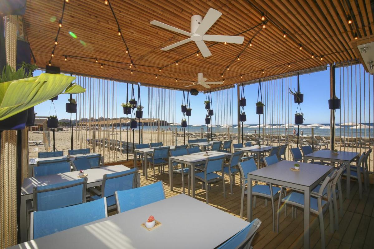 Un restaurante o sitio para comer en Blaumar Hotel