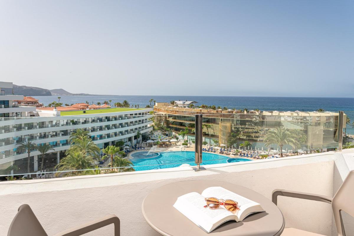 Una vista del océano desde el balcón de un hotel. en Mediterranean Palace, en Playa de las Américas