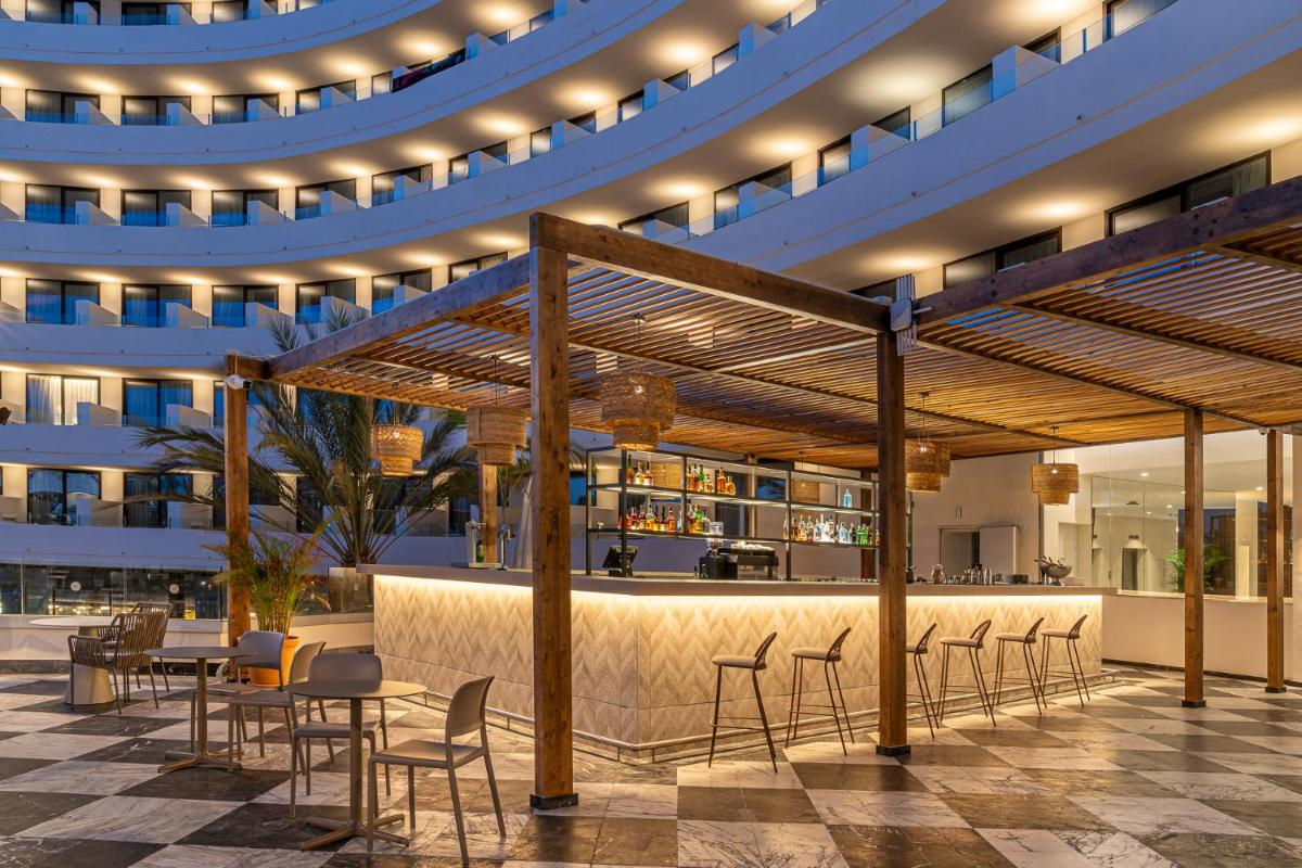 Un restaurante o sitio para comer en Mediterranean Palace