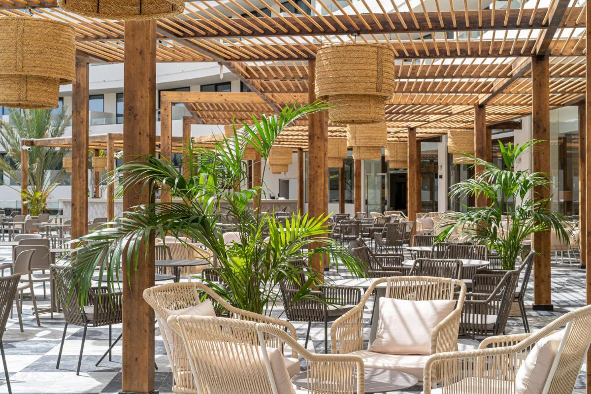 Un restaurante o sitio para comer en Mediterranean Palace