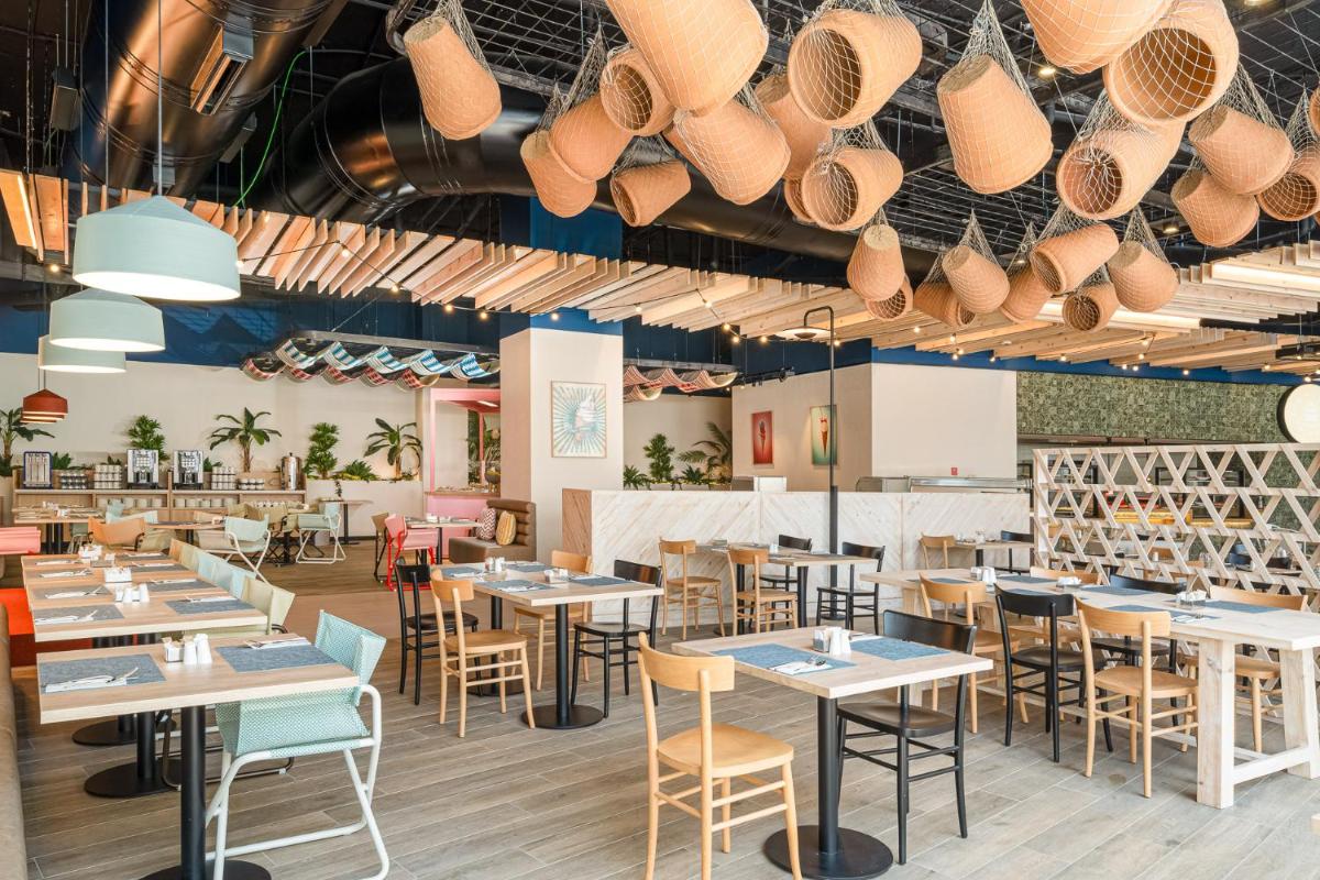Un restaurante o sitio para comer en Mediterranean Palace