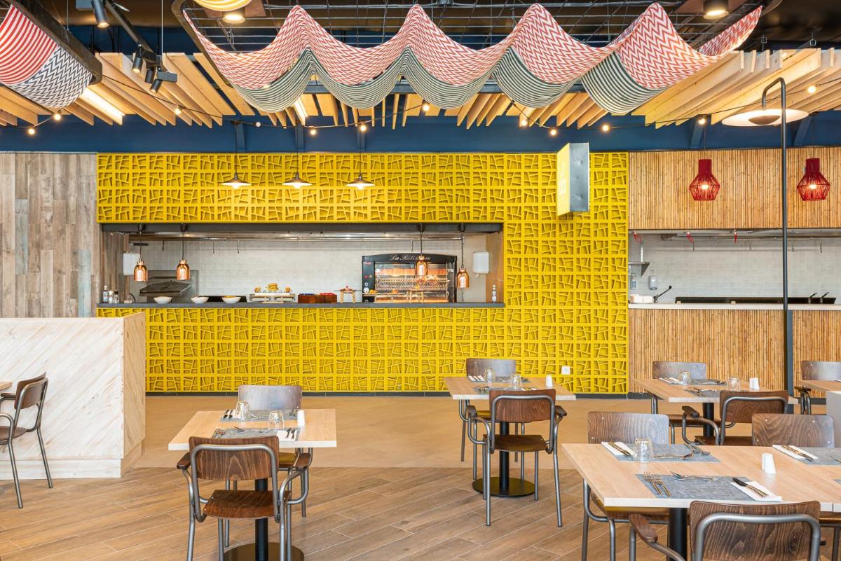 Un restaurante o sitio para comer en Mediterranean Palace