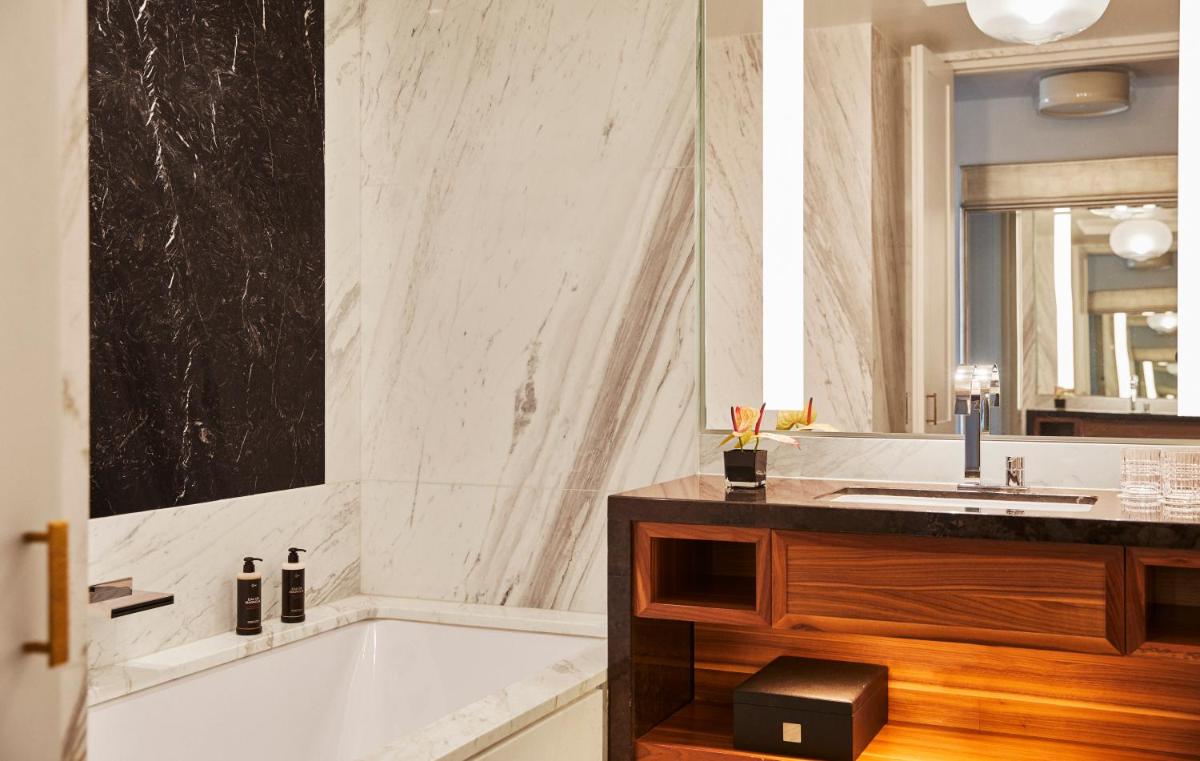Un baño de Four Seasons Hotel Madrid