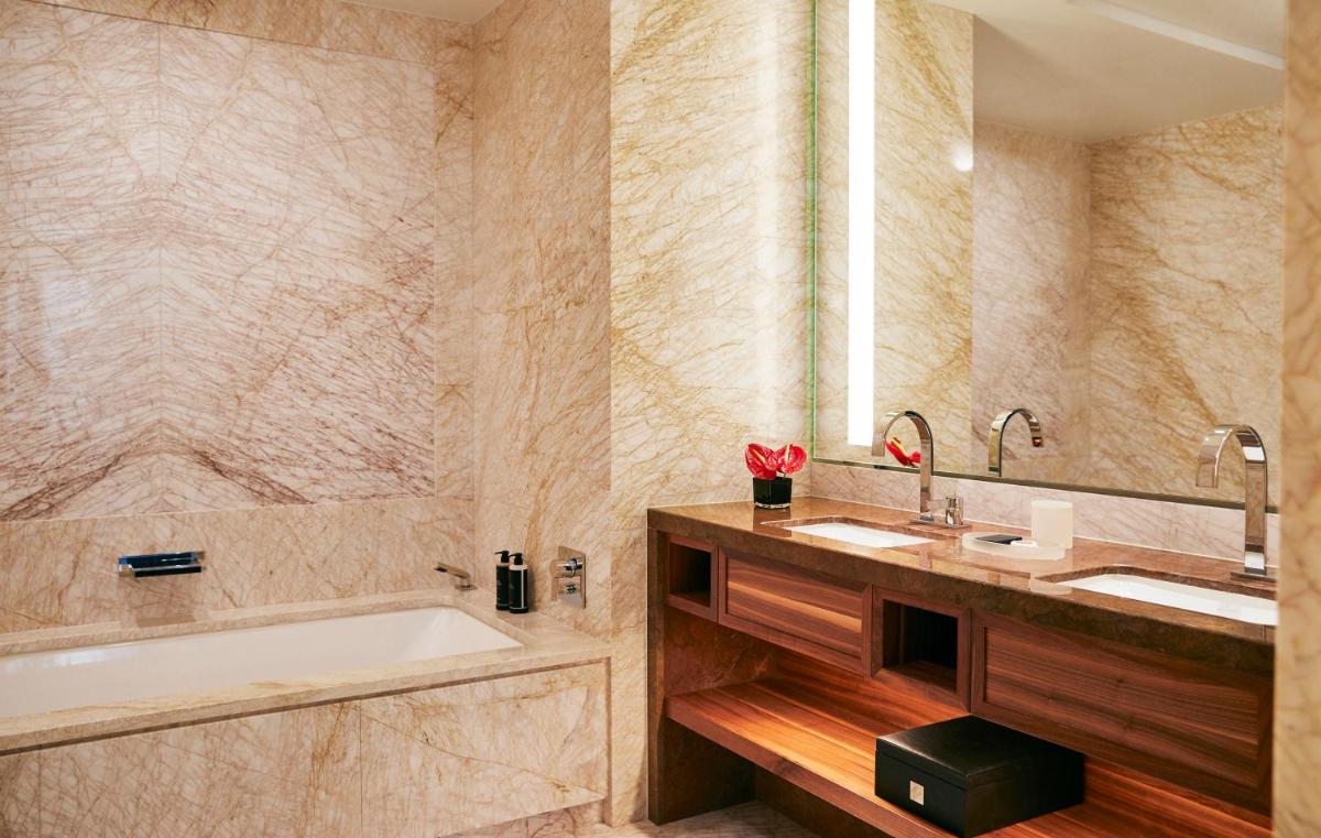 Un baño de Four Seasons Hotel Madrid