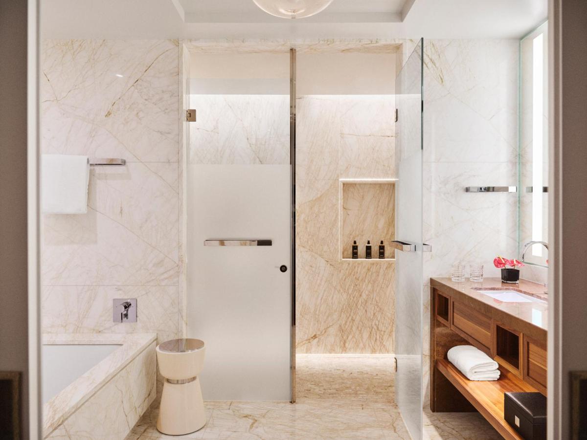 Un baño de Four Seasons Hotel Madrid