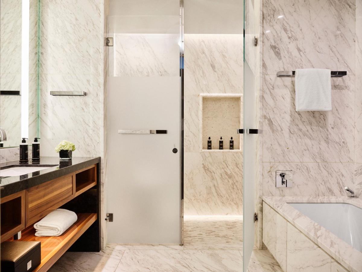 Un baño de Four Seasons Hotel Madrid
