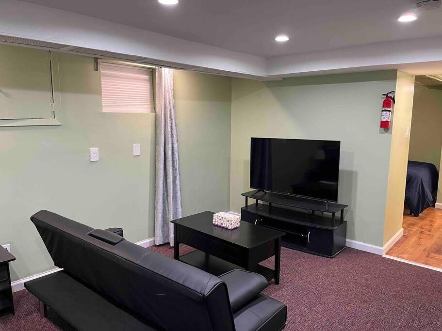 Suitetrails - 1 Bedroom Basement, NEWLY Renovated
