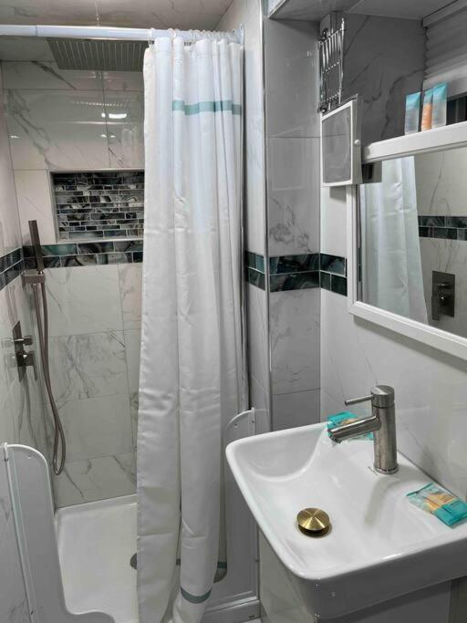 Suitetrails - 1 Bedroom Basement, NEWLY Renovated