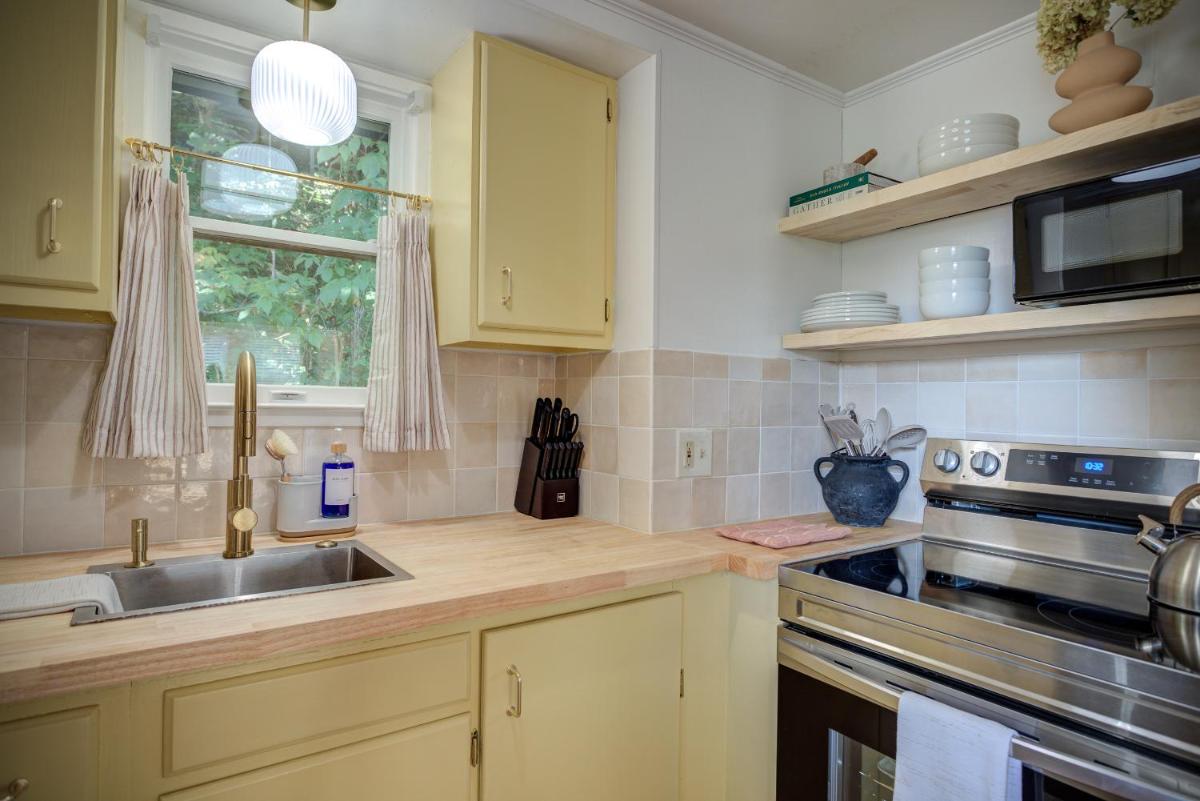 The Zen Den Peaceful Cottage with Mountain Views - Hizvo