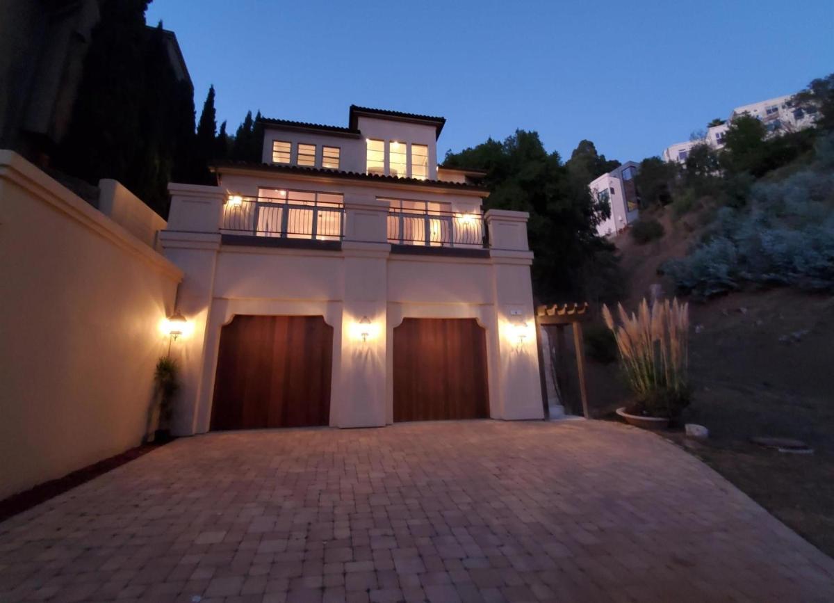 Luxury Berkeley Hills Villa with Bay View, Steam Room, 15 Mins to SF - Housity