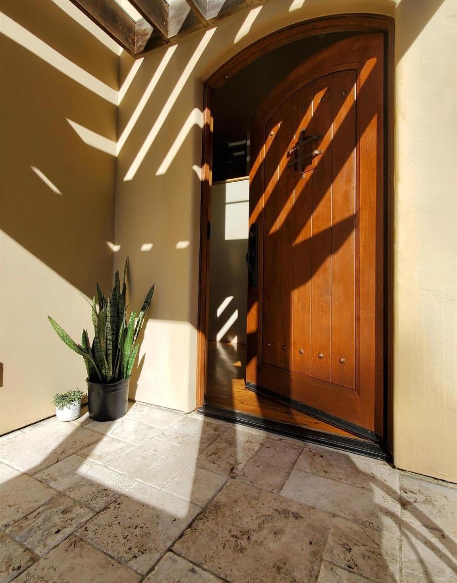 Luxury Berkeley Hills Villa with Bay View, Steam Room, 15 Mins to SF - Housity