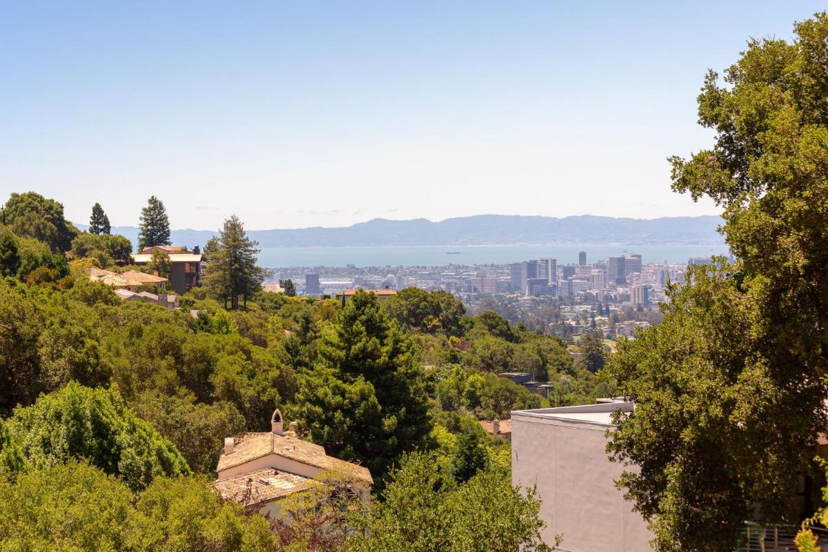 Luxury Berkeley Hills Villa with Bay View, Steam Room, 15 Mins to SF - Housity