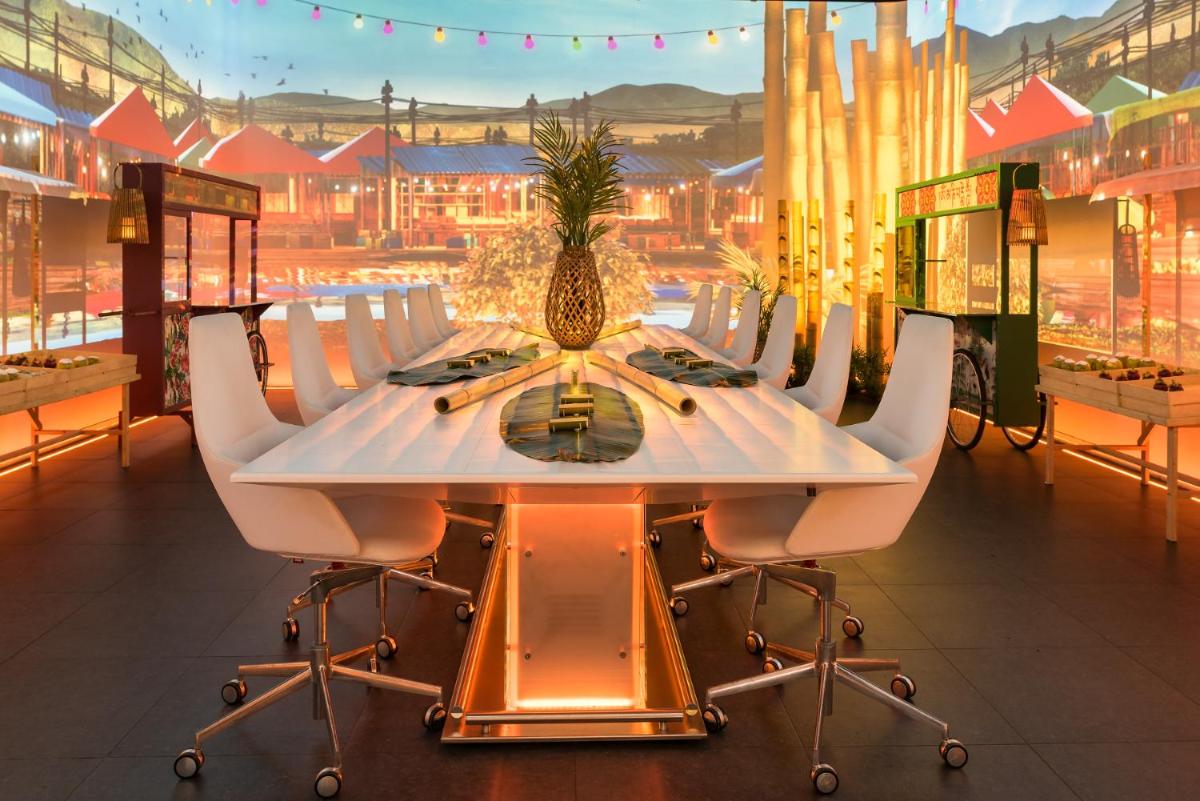 Un restaurante o sitio para comer en Hard Rock Hotel Ibiza