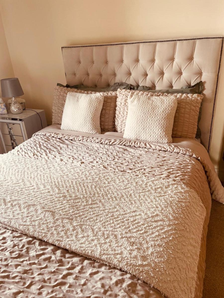 A Room in Central Park Apts - Housity