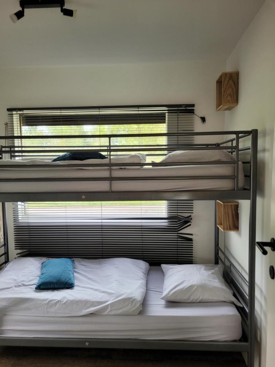 Rustig gelegen chalet Kapeki met tuin aan het water - Housity