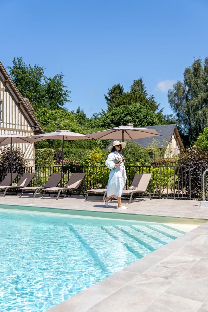 Piscine de l'établissement Les Manoirs des Portes de Deauville - Small Luxury Hotel Of The World ou située à proximité