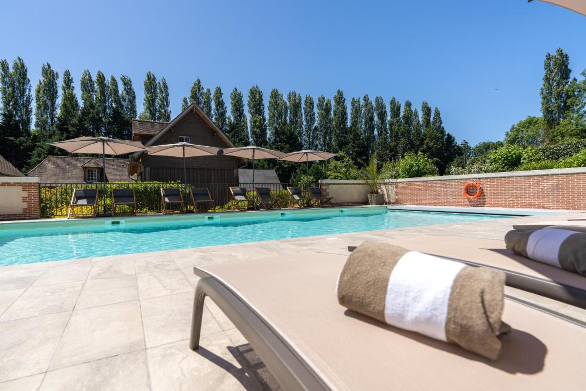 Piscine de l'établissement Les Manoirs des Portes de Deauville - Small Luxury Hotel Of The World ou située à proximité