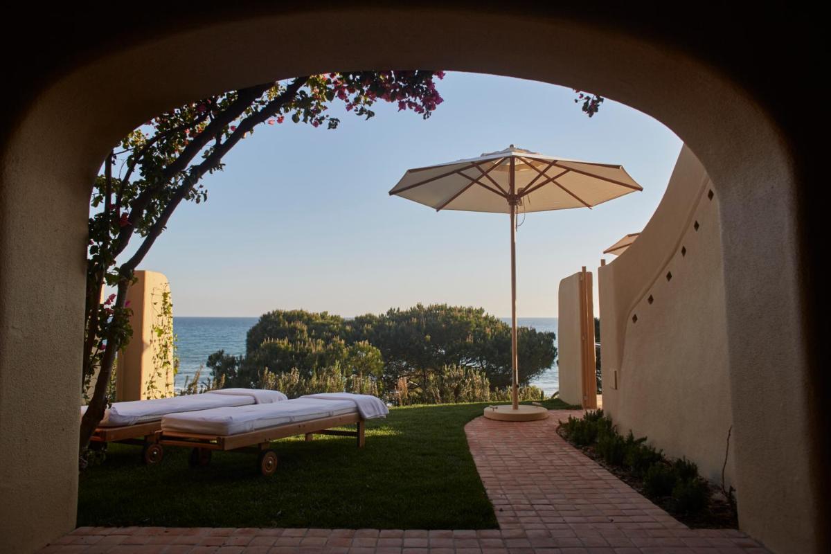 Um jardim no exterior de Vila Joya