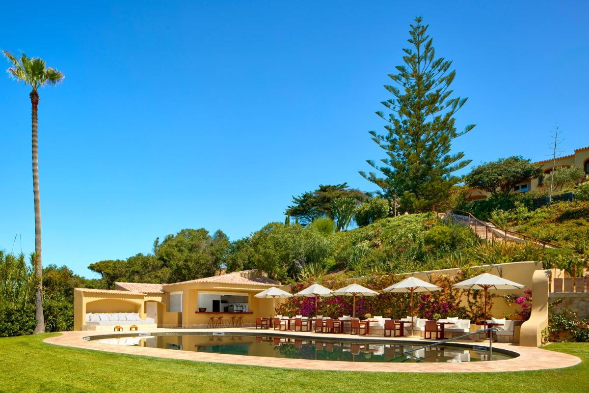 Um jardim no exterior de Vila Joya