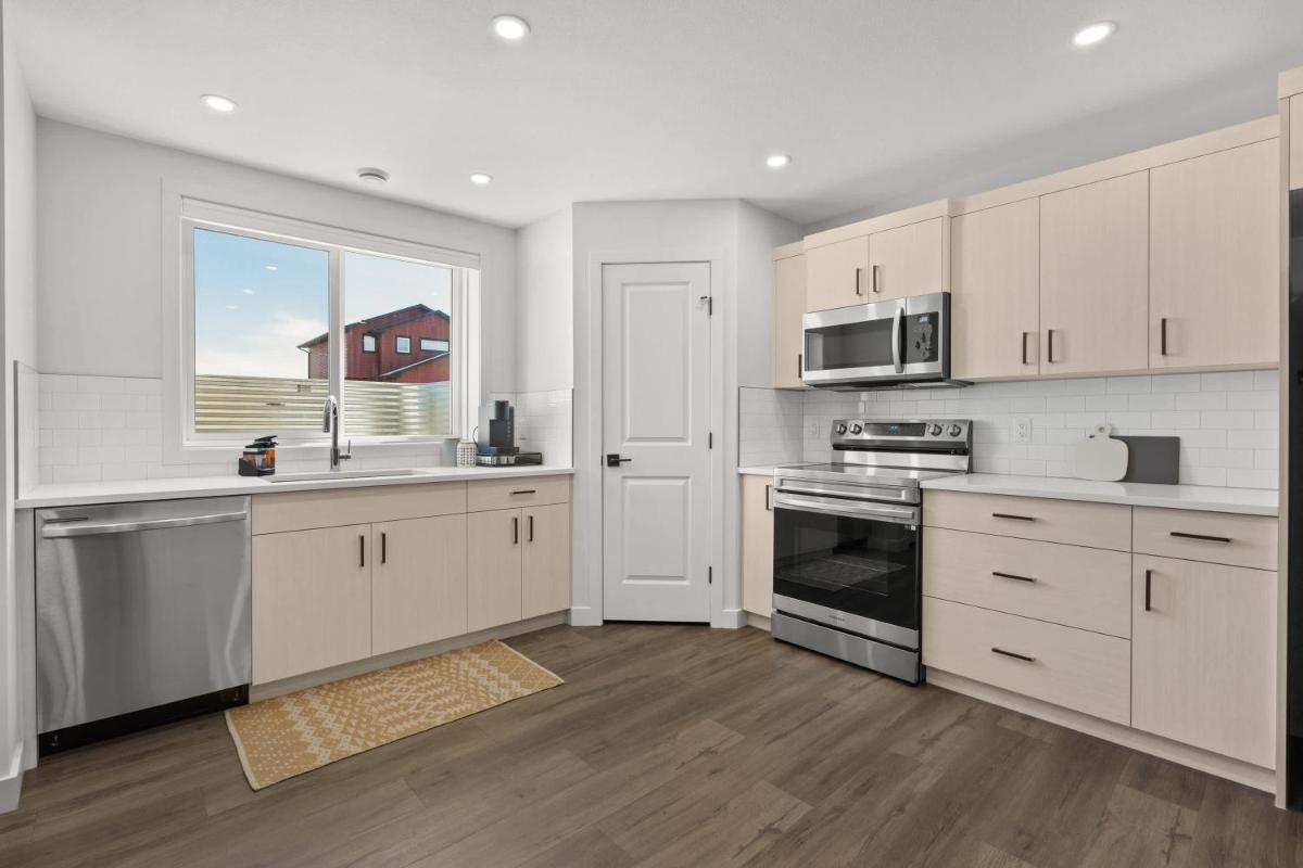 Livingston Way I Sleep 6 I Netflix I Kitchen I TV - Housity