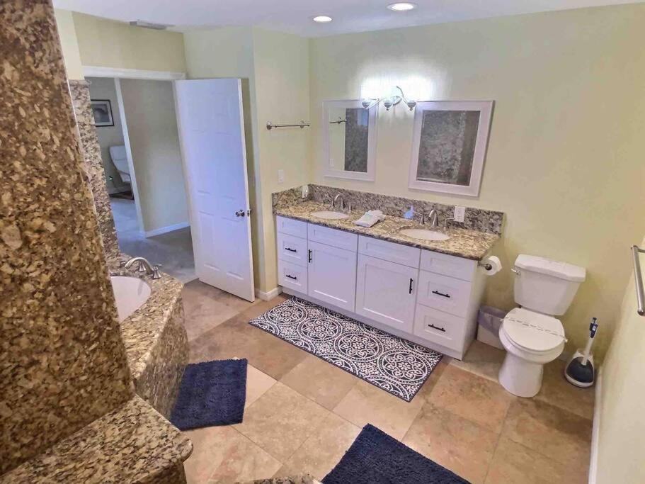 Vacation in comfort pool waterfront boat rental - Housity