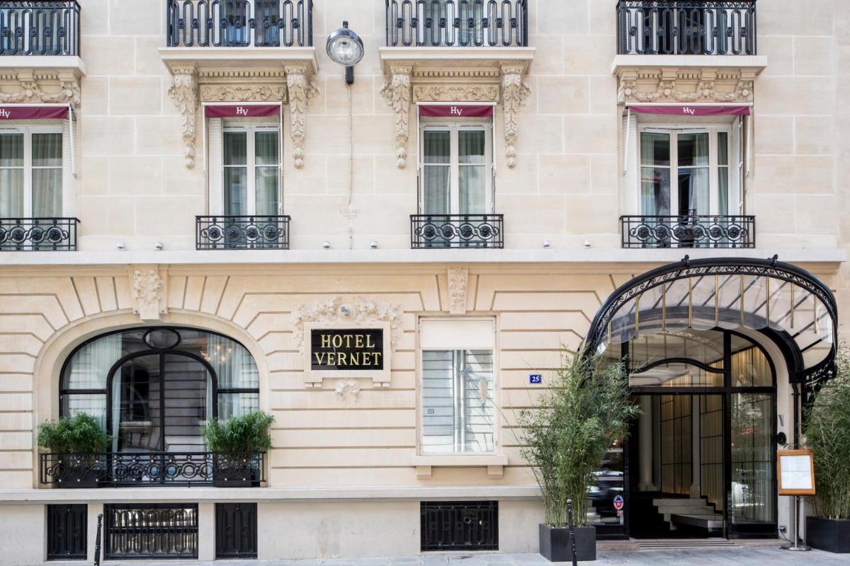 - un bâtiment dans Paris avec un panneau d'hôtel dans l'établissement Hôtel Vernet Champs Elysées Paris, à Paris - un bâtiment dans Paris avec un panneau d'hôtel dans l'établissement Hôtel Vernet Champs Elysées Paris, à Paris