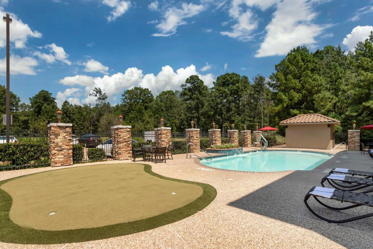 Best Western Plus Crown Colony Inn & Suites - Housity