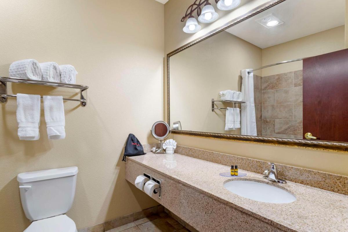 Best Western Plus Crown Colony Inn & Suites - Housity