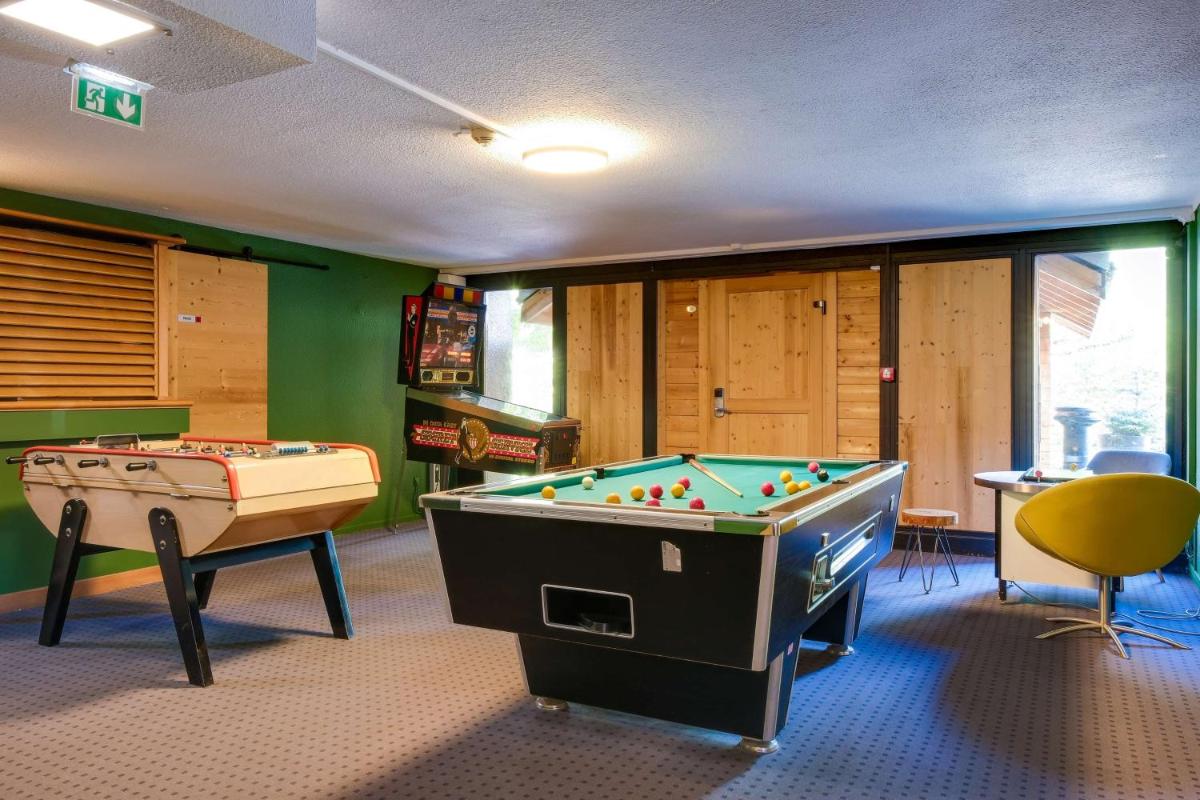 Billard dans l'établissement Sure Hotel by Best Western Annecy