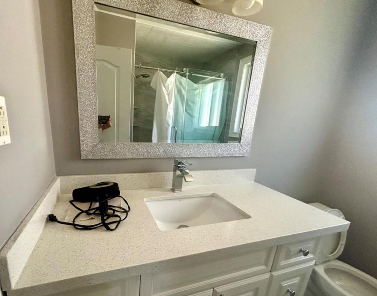 Spacious Suite by Shops Perfect Comfort & Transit - Housity