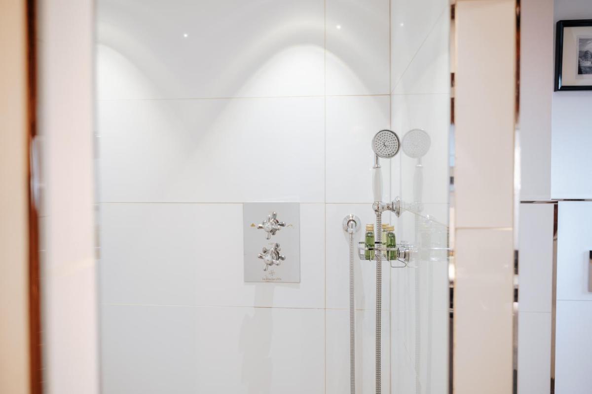 Salle de bains dans l'établissement Hôtel & Spa Le Bouclier D'or