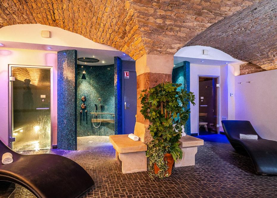 Salle de bains dans l'établissement Hôtel & Spa Le Bouclier D'or