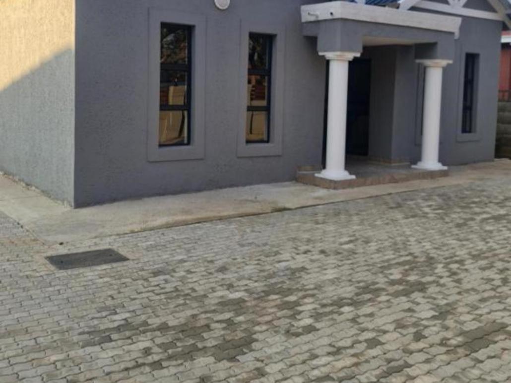 Hlalakahle Lodge - Housity