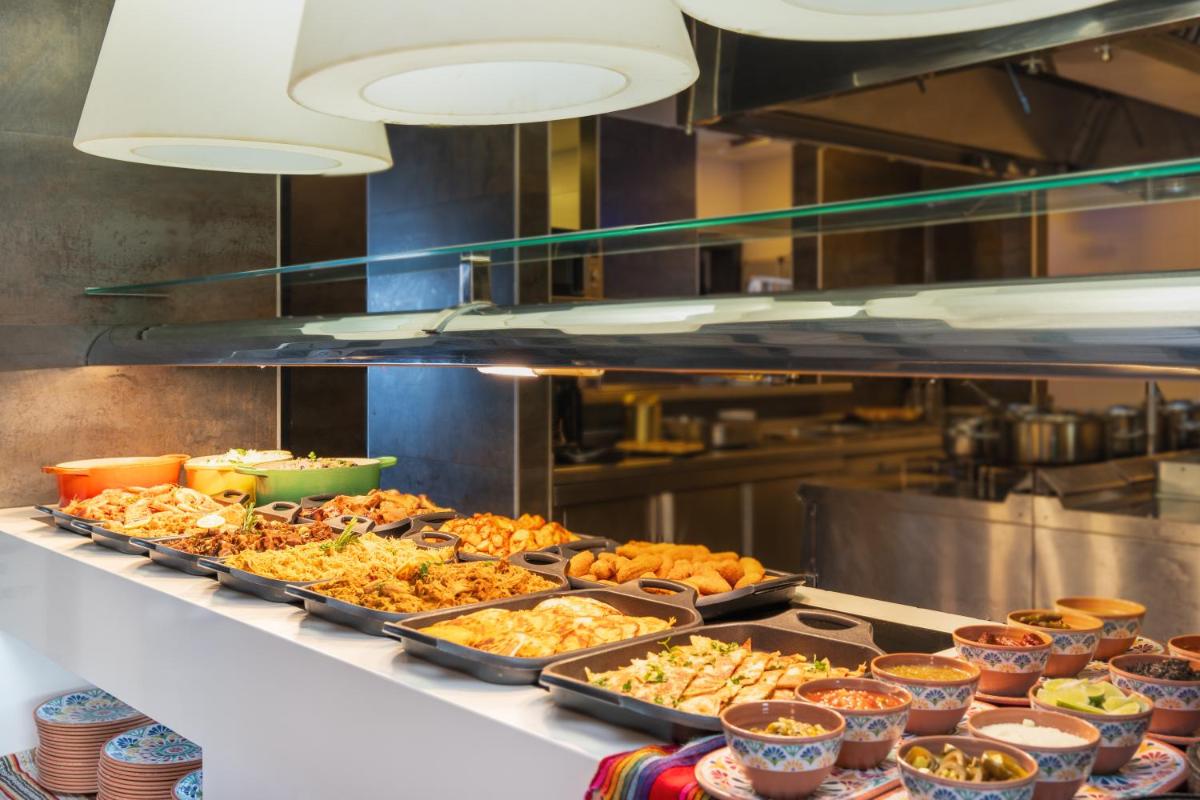 Comida en o cerca de este hotel